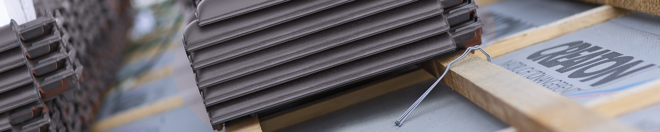 Aké sú hlavné výhody použitia keramických škridiel na streche?